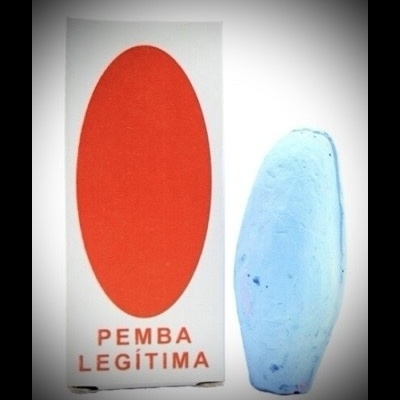 Caixa branca com oval vermelho e texto PEMBA LEGÍTIMA ao lado de um pedaço azul claro irregular