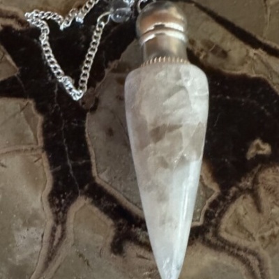 Pêndulo de cristal transparente com base metálica prateada e corrente
