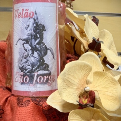 Velão São Jorge com imagem de São Jorge a cavalo e flores artificiais amarelas e vermelhas
