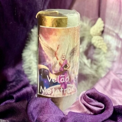 Vela Metatron com rótulo de anjo sobre tecido roxo