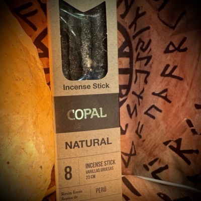 Embalagem de incenso copal natural com texto e pauzinhos de incenso visíveis