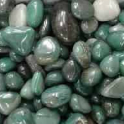 Pedras semi-preciosas polidas em tons de azul, verde e cinzento