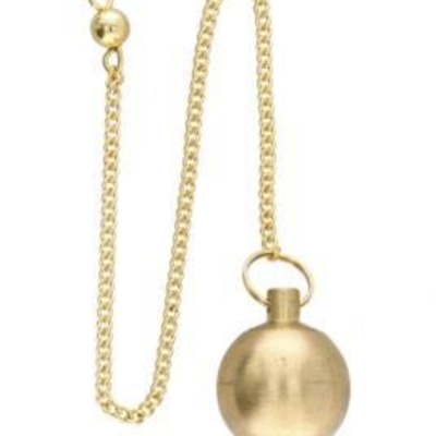 Colar de metal dourado com pendente esférico e corrente