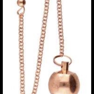 Pêndulo dourado com corrente