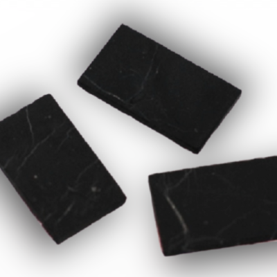 Barras retangulares de chocolate negro com veios brancos sobre fundo branco