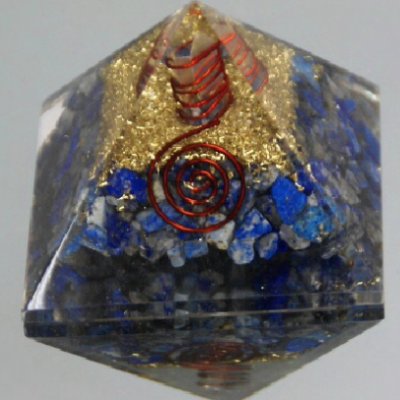 Pirâmide decorativa com pedras azuis e espiral de cobre