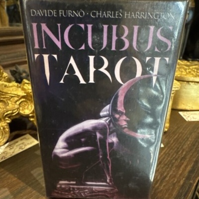 Caixa de tarot Incubus Tarot com figura humana roxa e lua crescente