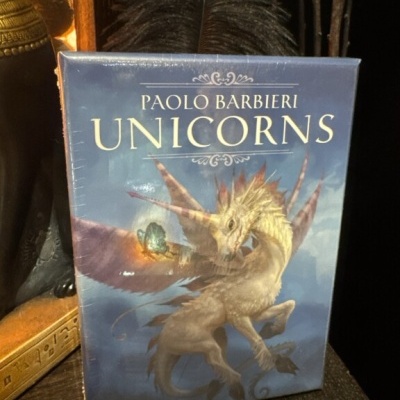 Caixa de produto azul com desenho de criatura mítica e texto PAOLO BARBIERI UNICORNS