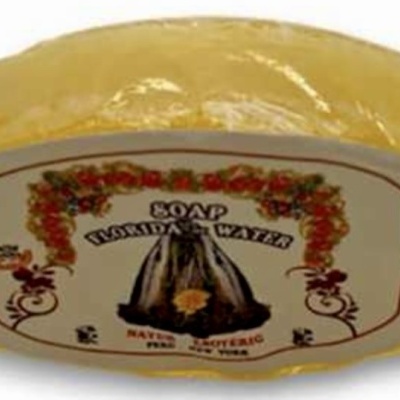 Sabonete amarelo com etiqueta decorativa e texto SOAP FLORIDA WATER