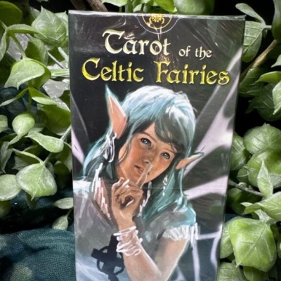 Caixa do baralho Tarot of the Celtic Fairies com ilustração de fada em ambiente com plantas verdes