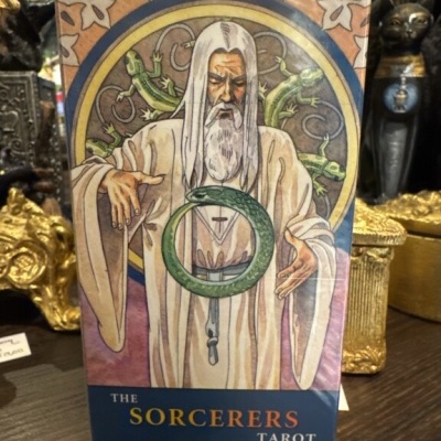 Caixa de tarot THE SORCERERS TAROT com ilustração de um homem idoso vestido de branco e anel verde