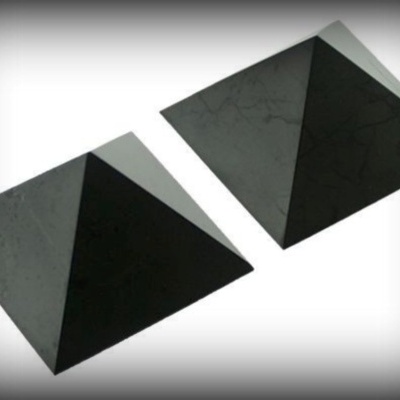 Duas pirâmides quadradas pretas com textura de mármore