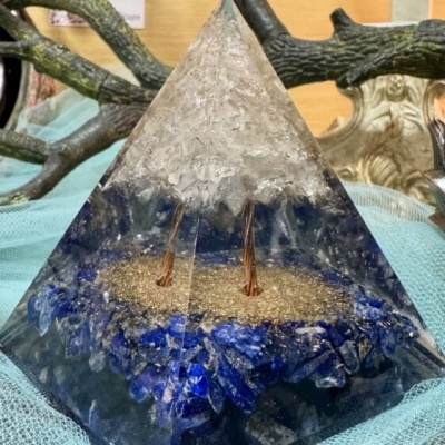 Piramide decorativa de resina com pedras azuis e fios de cobre