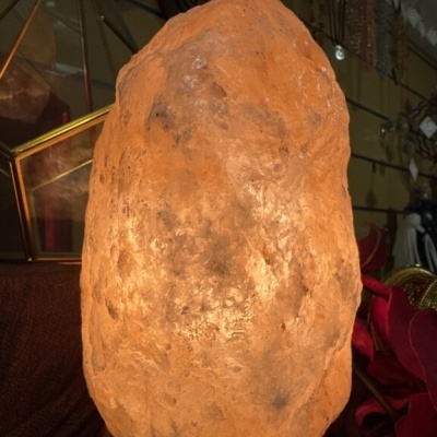 Luminária de sal natural iluminada em forma de pedra