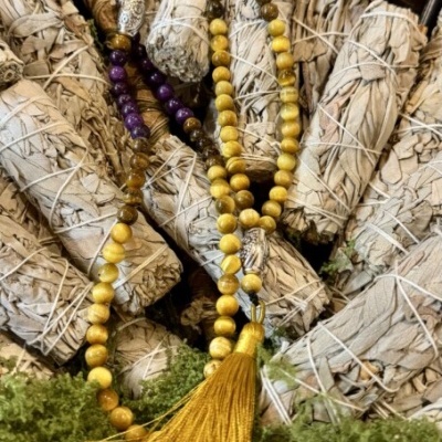 Feixes de sálvia branca e colares de contas com pendente e tassel