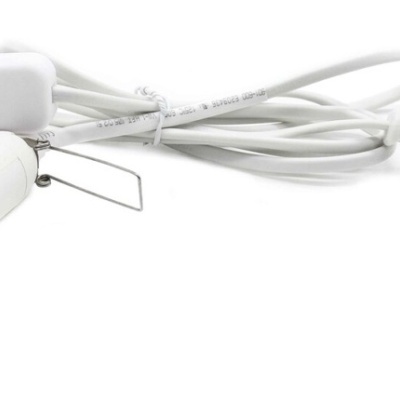 Cabo elétrico branco com suporte para lâmpada e interruptor