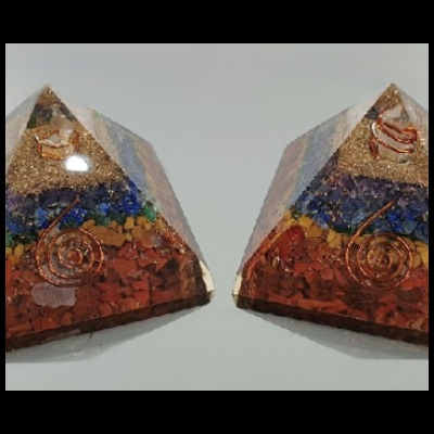 Duplas pirâmides decorativas com pedras coloridas e espiral metálica