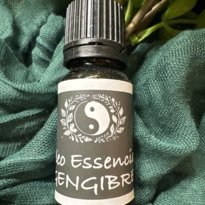 Frasco de óleo essencial de gengibre com rótulo preto e símbolo yin-yang