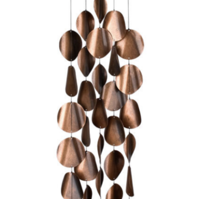 Móbile decorativo com peças metálicas bronze suspensas em fios de uma estrutura preta curva