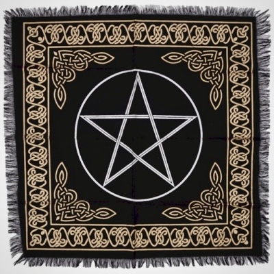 Lenço preto com estrela branca e padrões dourados celtas com franjas pretas