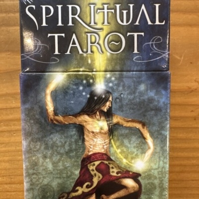 Caixa de baralho de tarot SPIRITUAL TAROT com homem ilustrado e luz amarela