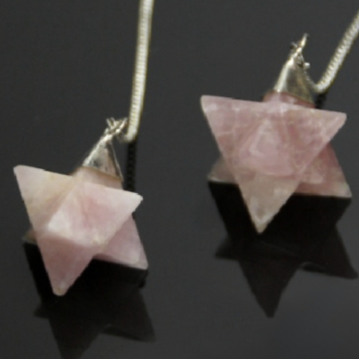 Pendentes com estrelas de pedra rosa em fundo preto