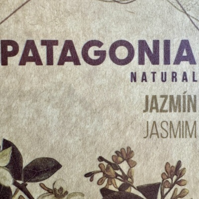 Embalaem de produto com texto PATAGONIA NATURAL e ilustrações de flores e folhas