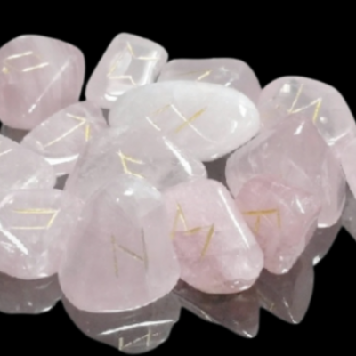 Pedras de quartzo rosa com símbolos rúnicos dourados