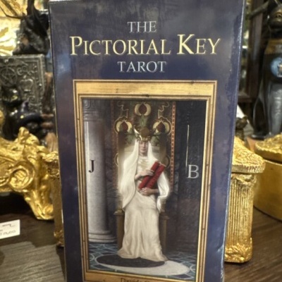 Conjunto THE PICTORIAL KEY TAROT com imagem de figura feminina vestida de branco e dourado