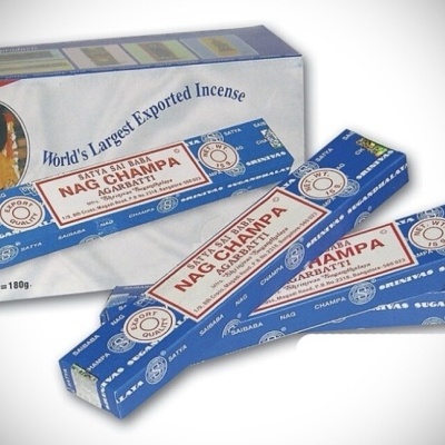 Incenso Nag Champa em embalagem azul e branco com texto e foto