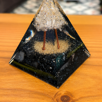 Piramide decorativa transparente com árvore interior de troncos de arame e pedras brancas