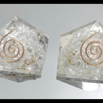 Cristais transparentes com inclusões prateadas e douradas e espiral de cobre