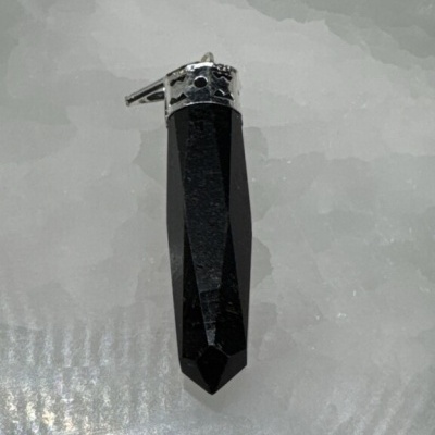 Pendente em pedra preta facetada com suporte prateado