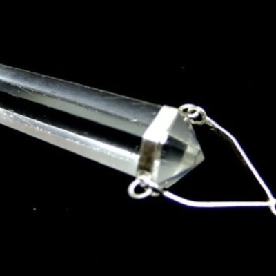 Pendente de cristal transparente facetado com detalhe metálico prateado