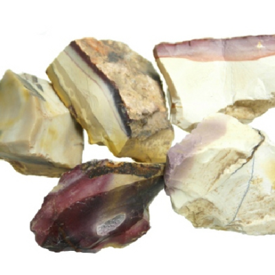 Pedras preciosas brutas coloridas com texturas naturais e estratificações