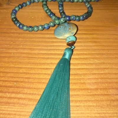 Colar com contas verde-azuladas, pingente oval com padrão manchado e tassel verde