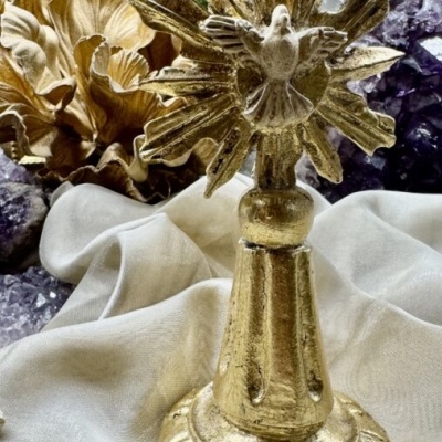 Estatueta dourada decorativa com pomba e base arredondada