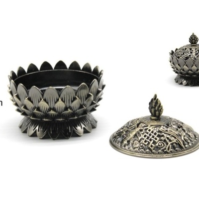Recipiente decorativo de metal com tampa detalhada e padrão de folhas