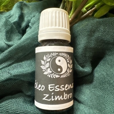 Frasco de óleo essencial de Zimbro com etiqueta preta e símbolo yin-yang