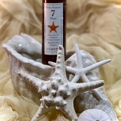 Vela votiva castanha com texto e estrelas-do-mar decorativas brancas