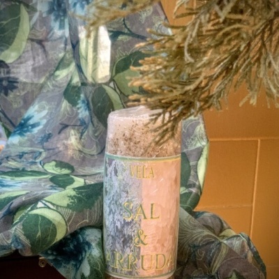 Vela de sal e arruda com rótulo, tecido estampado e ramos secos