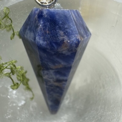 Colar com pendente de pedra azul facetada e corrente prateada