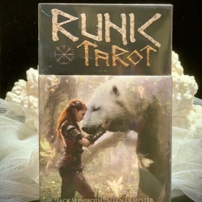 Caixa de baralho de tarot Runic Tarot com ilustração de mulher e urso branco