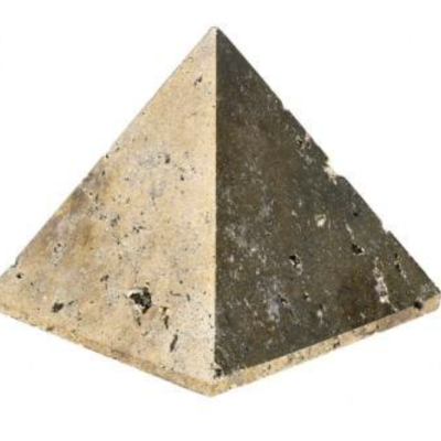Pirâmide de pedra bege e cinza com textura áspera