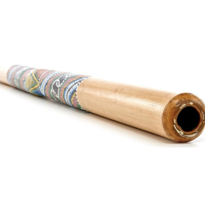 Didgeridoo de madeira com decoração colorida em fundo branco