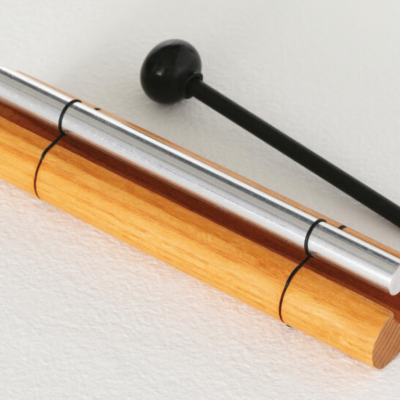 Instrumento musical metálico com suporte de madeira e baqueta preta