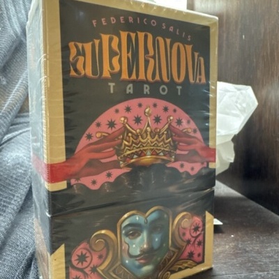 Baralho de tarot GUBERNOVA com design colorido e caixa selada