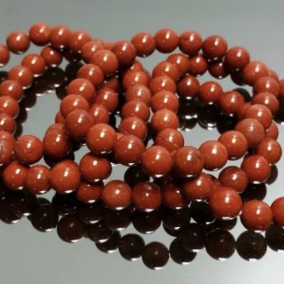Pulseiras elásticas de contas vermelhas brilhantes