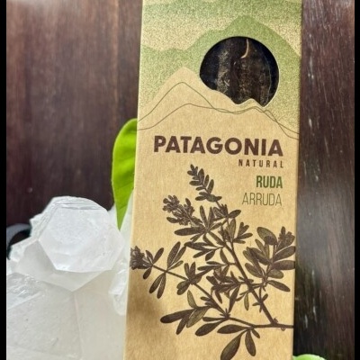 Embalagem de incenso Sagrada Madre Patagonia Natural com cristal branco e folhas verdes ao fundo.