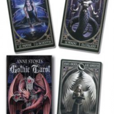 Cartas de tarô góticas com figuras femininas e elementos sombrios e místicos, junto à embalagem com dragão vermelho.